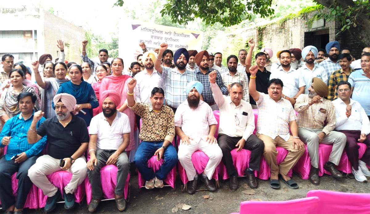 Employees of Printing and Stationery Department launch protest against sale of government lands of Government Press, Mohali and Patiala.